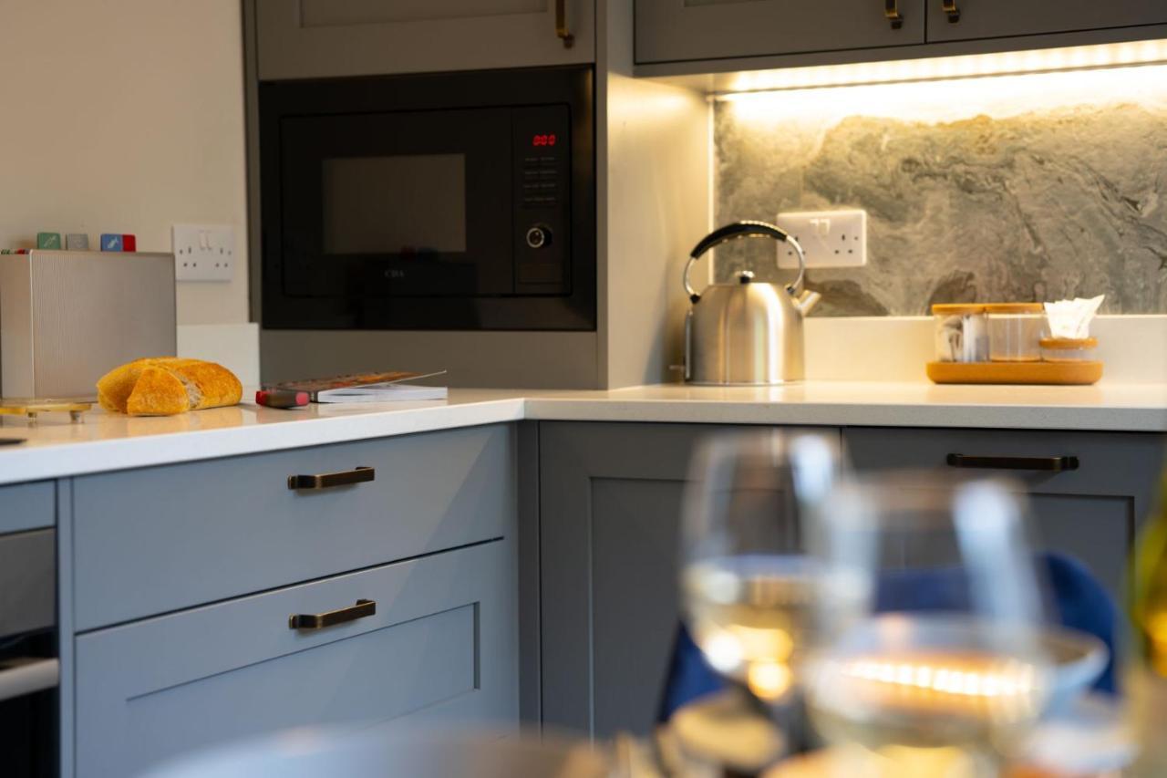 Spacious - Contemporary 2Br Apartment - Central Ambleside - Parking エクステリア 写真