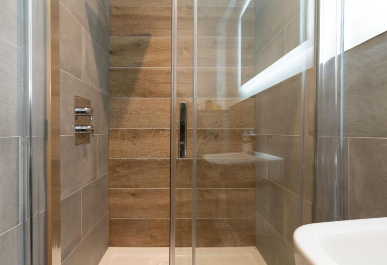 Spacious - Contemporary 2Br Apartment - Central Ambleside - Parking エクステリア 写真