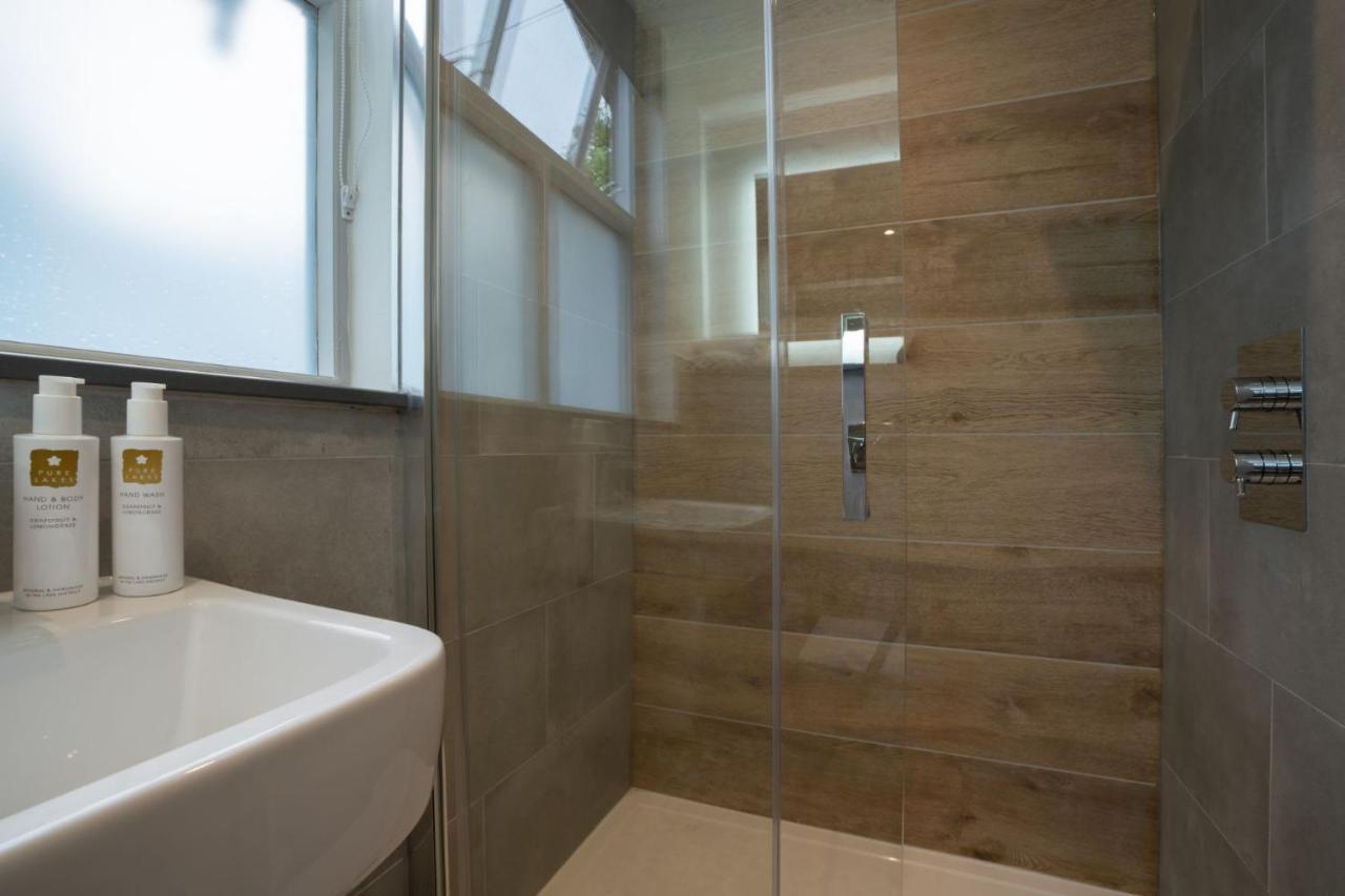 Spacious - Contemporary 2Br Apartment - Central Ambleside - Parking エクステリア 写真